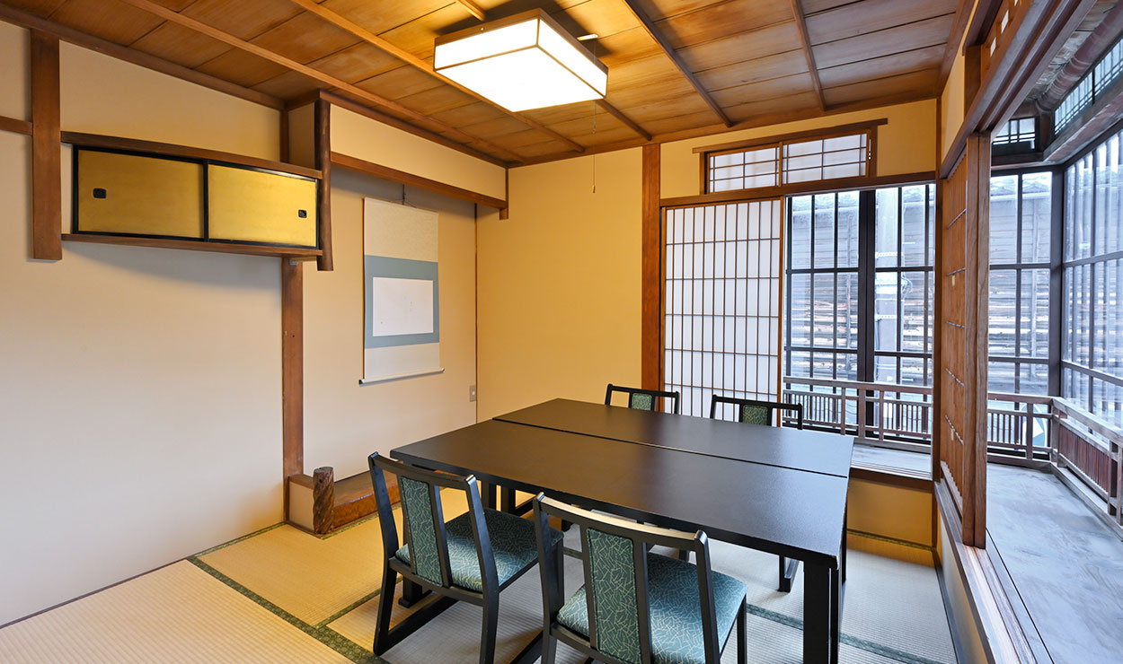 Private Rooms with Tatami Mats / Wood Flooring